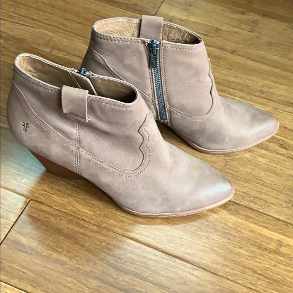 NEW FRYE Women’s Tan Ankle Shortie Boot Zip  sz 9